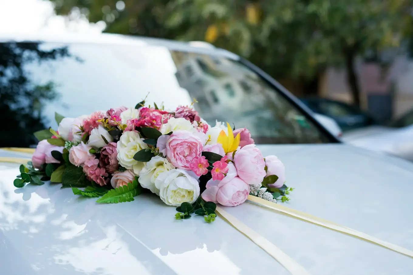 kwiaty na samochodzie nowożeńców
